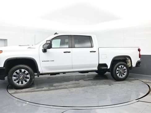 Used 2024 Chevrolet Silverado 2500 Custom w/ Custom Value Package image 5