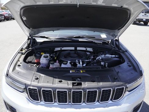 Used 2024 Jeep Grand Cherokee Overland w/ Luxury Tech Group IV AWD/4WD image 28