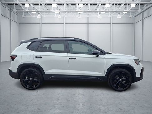 Certified 2025 Volkswagen Taos SE image 7