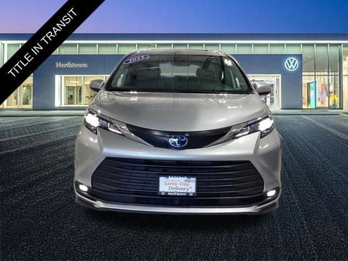 Used 2025 Toyota Sienna XLE FWD image 5