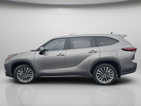 Used 2025 Toyota Highlander Limited image 21
