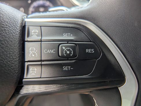 Used 2023 Jeep Grand Cherokee Laredo AWD/4WD image 26