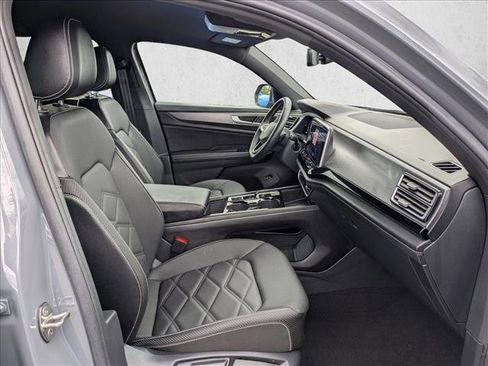 Used 2024 Volkswagen Atlas Cross Sport SE image 19