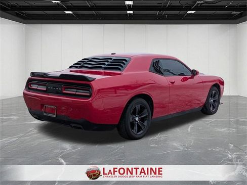 Used 2015 Dodge Challenger SXT image 5