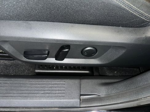 Used 2023 Nissan Rogue SV image 6