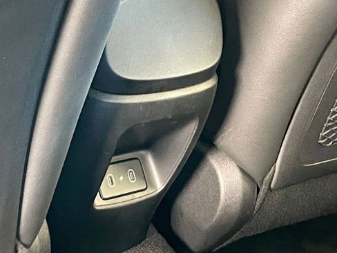 Used 2025 Hyundai Elantra Limited image 24