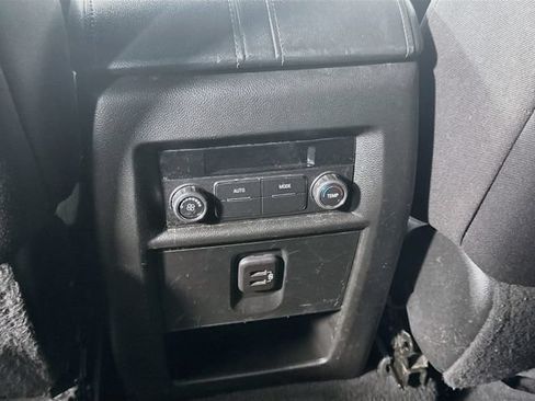 Used 2023 Chevrolet Traverse LT FWD image 23