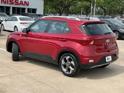 Used 2025 Hyundai Venue SEL image 7