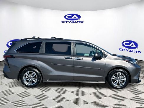Used 2024 Toyota Sienna XLE w/ XLE Plus Package image 2