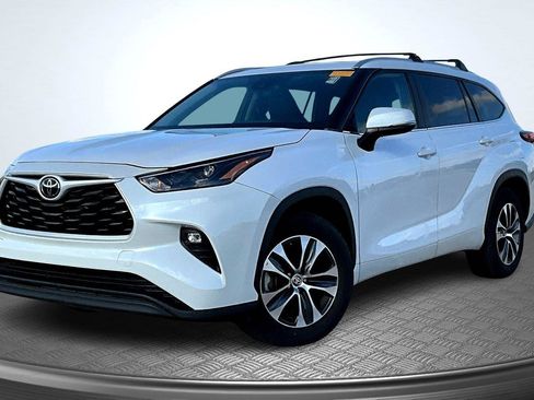 Used 2023 Toyota Highlander XLE image 1