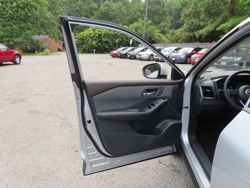 Used 2022 Nissan Rogue SV FWD image 17