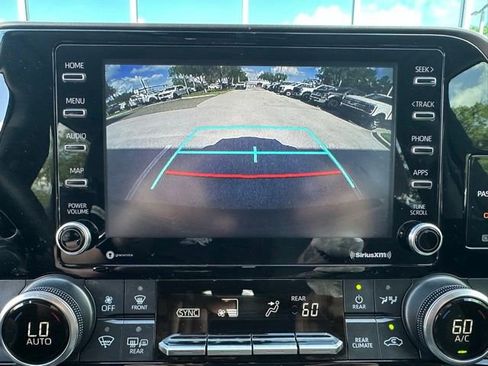 Used 2020 Toyota Highlander L FWD image 18