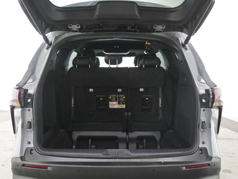 Used 2025 Toyota Sienna XLE Woodland Edition image 17
