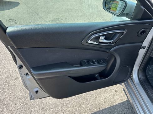 Used 2016 Chrysler 200 Limited FWD image 9