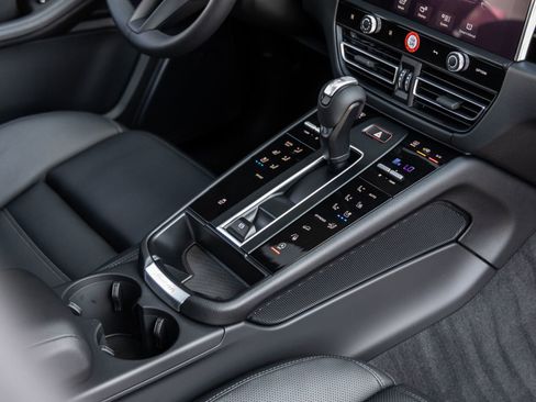 Certified 2026 Porsche Macan AWD/4WD image 33