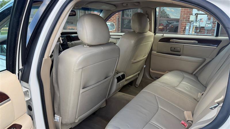 Used 2007 Lincoln Town Car Signature Limited RWD image 16