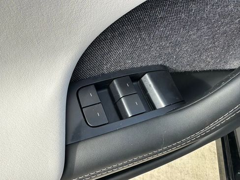 Used 2022 Tesla Model S image 18