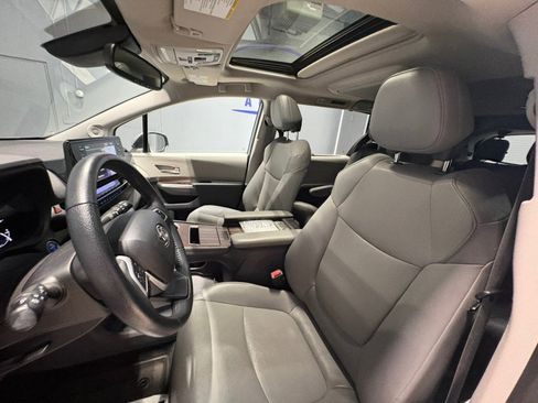 Used 2021 Toyota Sienna XLE image 11