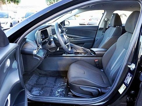 Certified 2025 Hyundai Elantra SE FWD image 21