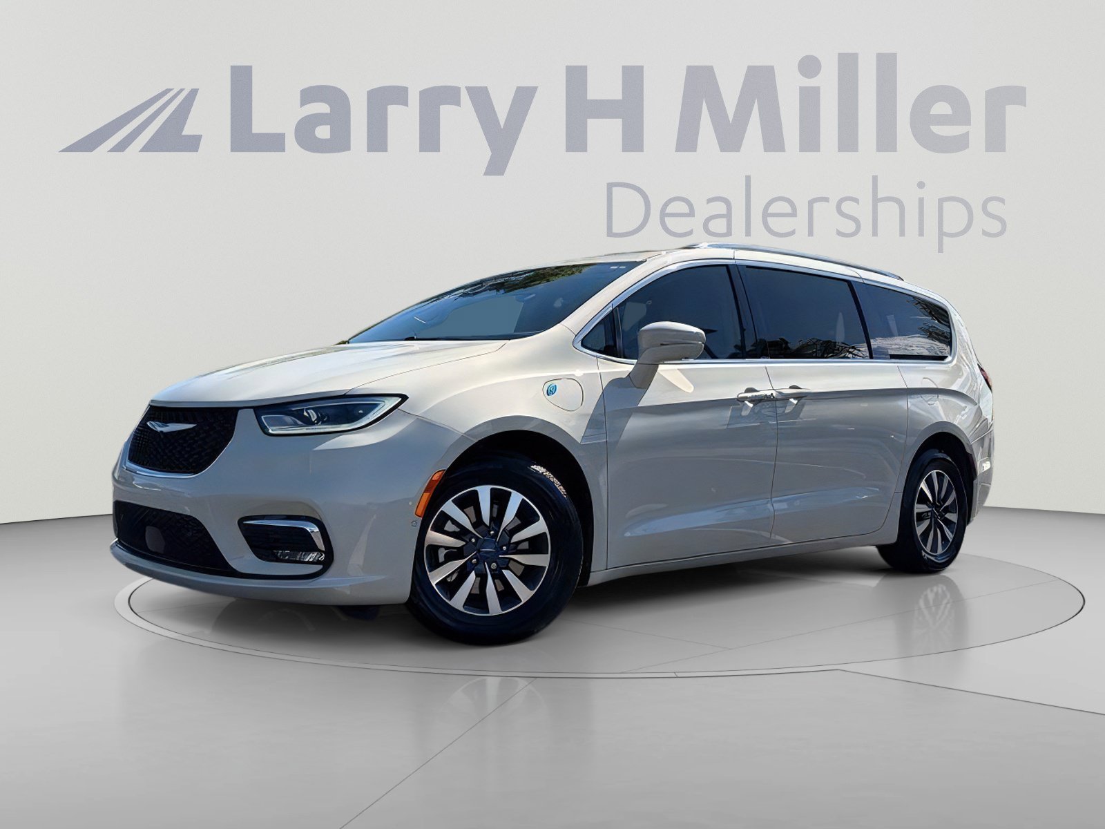 Used 2021 Chrysler Pacifica Touring-L w/ Uconnect Theater Family Group FWD image 1