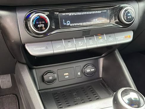 Used 2022 Hyundai Kona Limited AWD/4WD image 19