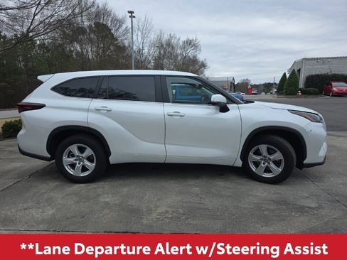 Used 2024 Toyota Highlander LE image 9