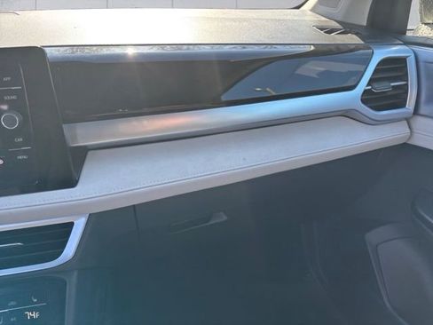 Certified 2025 Volkswagen Taos SE w/ Panoramic Sunroof Package image 16