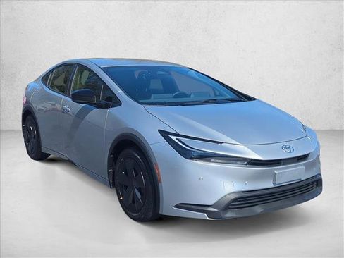 Used 2025 Toyota Prius LE image 3