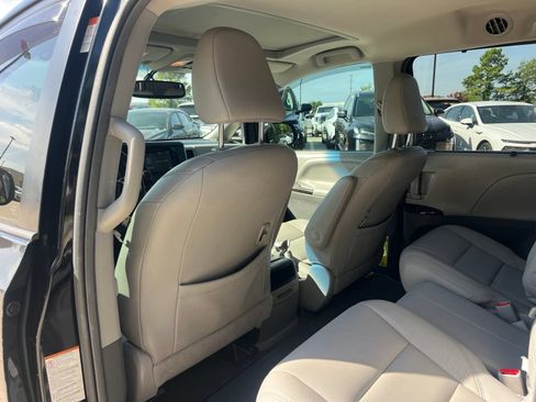 Used 2015 Toyota Sienna XLE w/ XLE Navigation Package FWD image 17