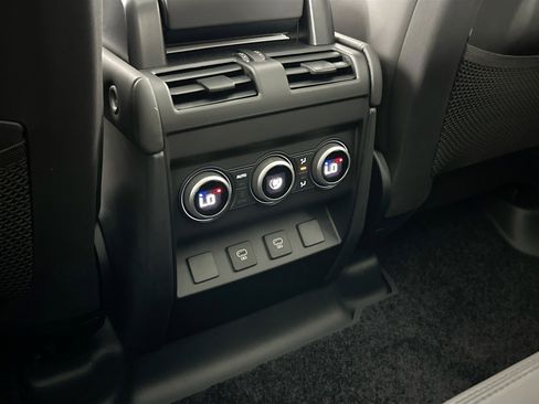 Used 2025 Land Rover Defender 110 S image 24