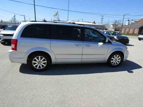 Used 2008 Chrysler Town & Country Touring FWD image 2