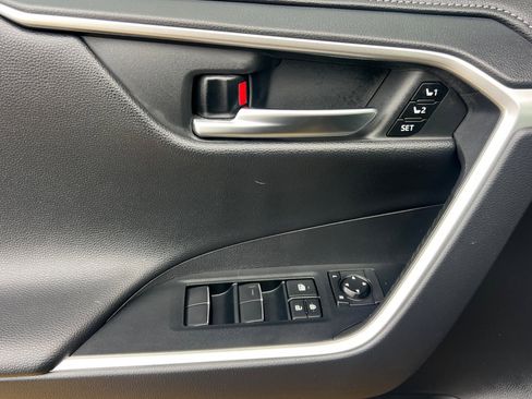 Used 2020 Toyota RAV4 Limited image 17