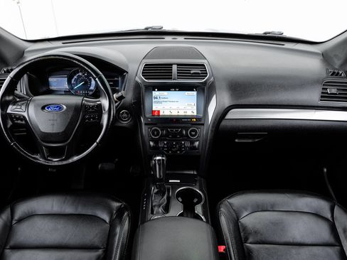 Used 2018 Ford Explorer XLT w/ Equipment Group 202A AWD/4WD image 21