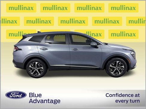 Used 2023 Kia Sportage EX FWD image 2