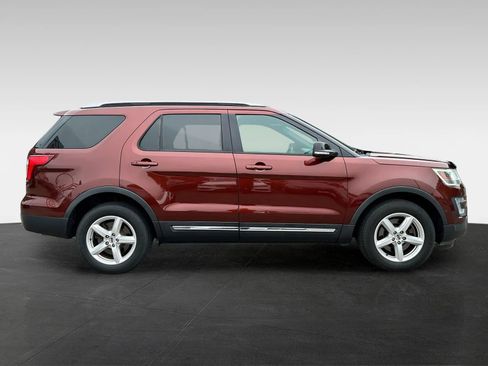Used 2016 Ford Explorer XLT w/ Equipment Group 202A AWD/4WD image 8