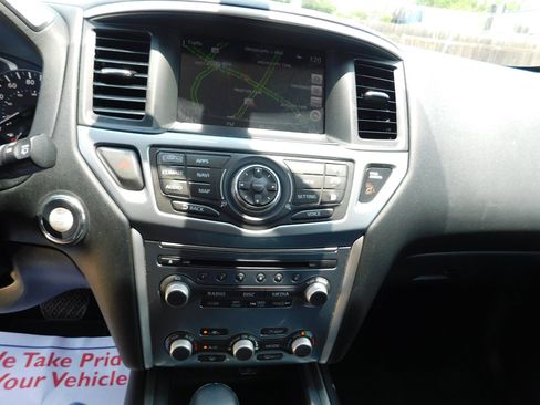 Used 2018 Nissan Pathfinder SL image 10