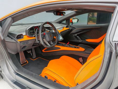 Used 2025 Lamborghini Revuelto AWD/4WD image 71