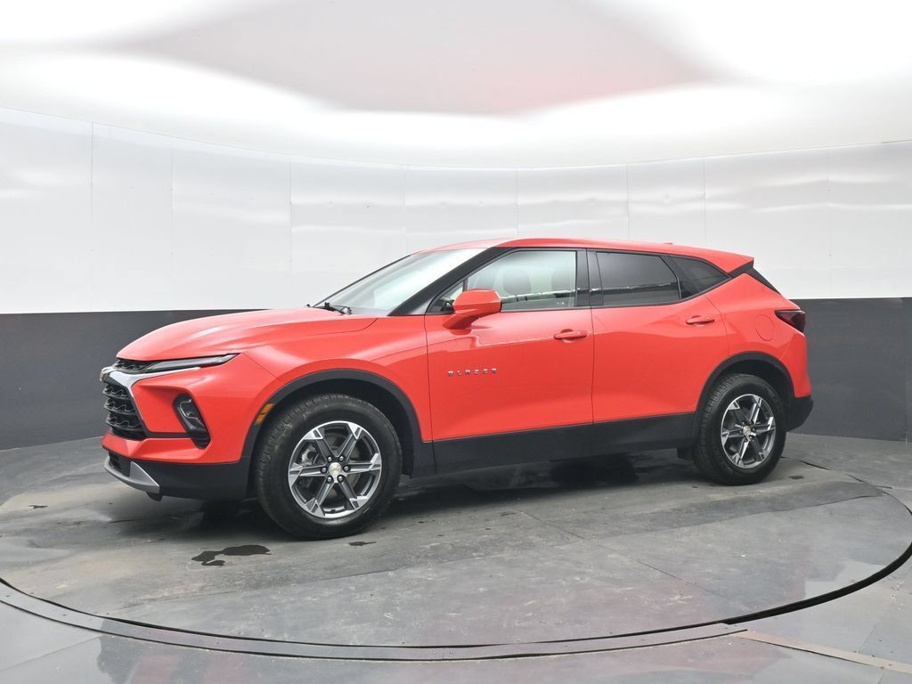 Used 2025 Chevrolet Blazer LT FWD image 2