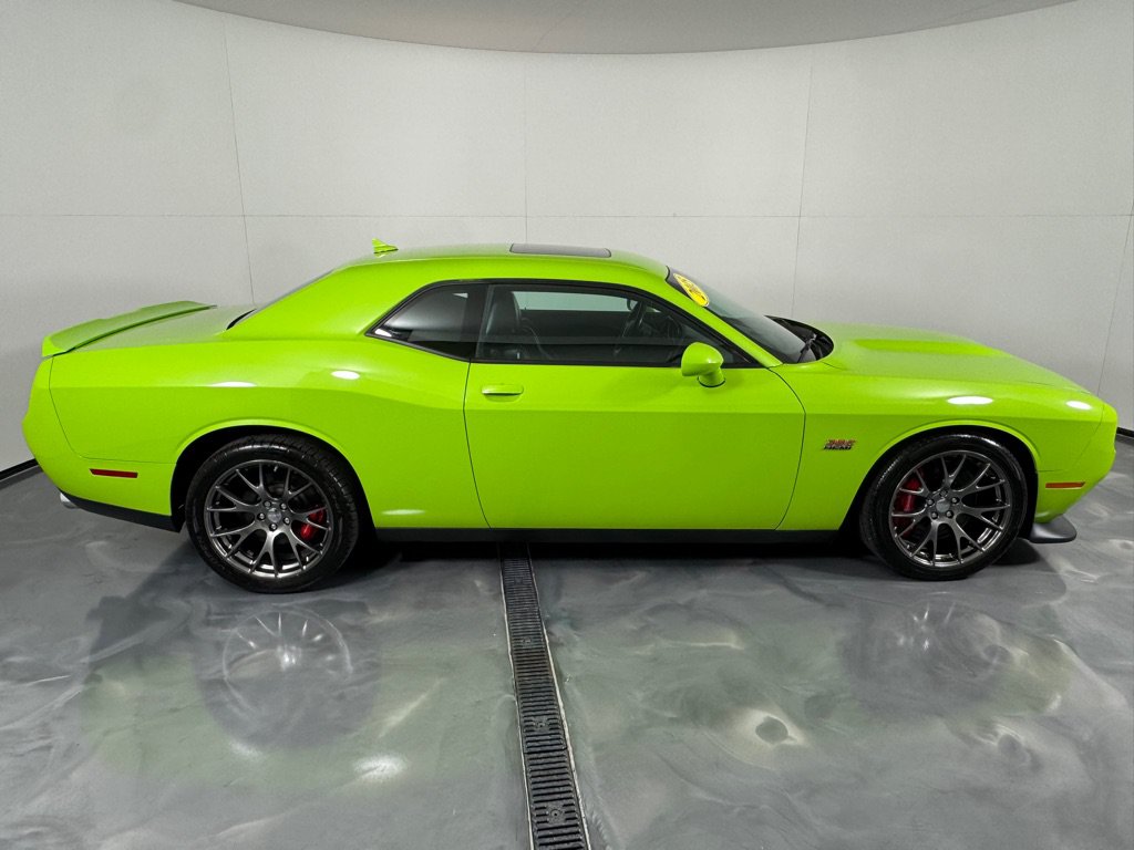Used 2015 Dodge Challenger SRT w/ Technology Group RWD image 4