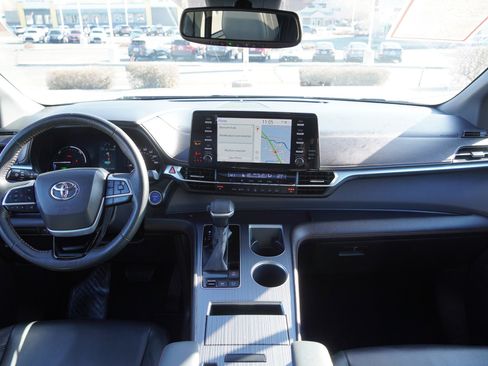 Certified 2022 Toyota Sienna XSE image 27