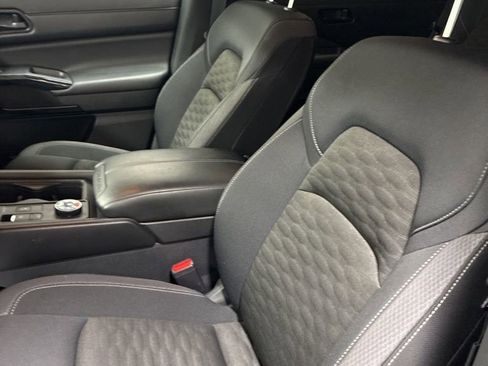 Used 2024 Nissan Pathfinder S image 9