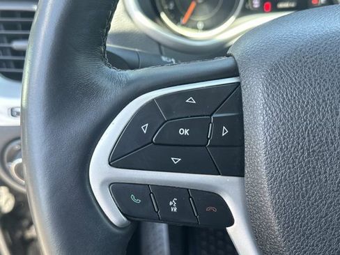 Used 2018 Jeep Cherokee Latitude Plus w/ Cold Weather Group FWD image 29