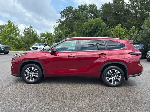 Used 2025 Toyota Highlander XLE FWD image 7