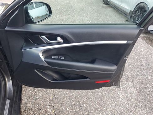 Used 2022 Genesis G70 2.0T image 37