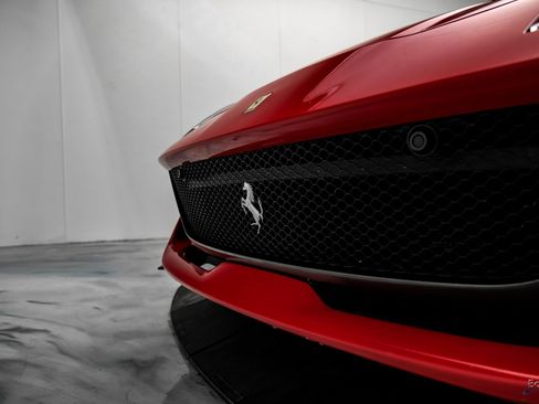 Used 2018 Ferrari 812 Superfast image 34