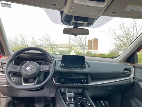 Used 2023 Nissan Rogue SV image 12