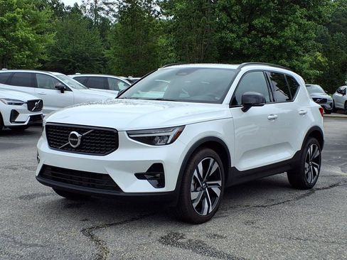Certified 2023 Volvo XC40 B5 Plus w/ Protection Package Premier image 9