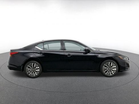 Used 2025 Nissan Altima 2.5 SV FWD image 13
