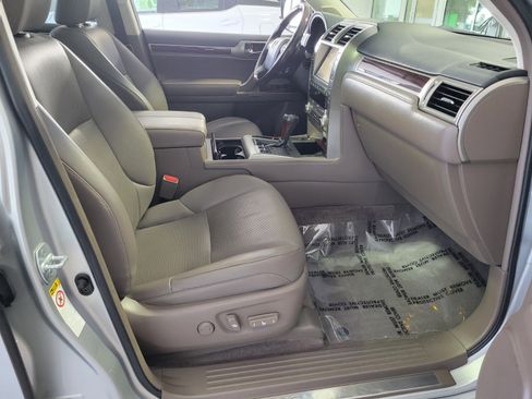 Used 2019 Lexus GX 460 image 17