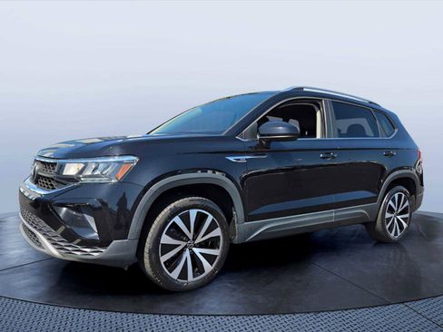 Used 2022 Volkswagen Taos SE image 2